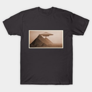 UFO over pyramids of Egypt T-Shirt